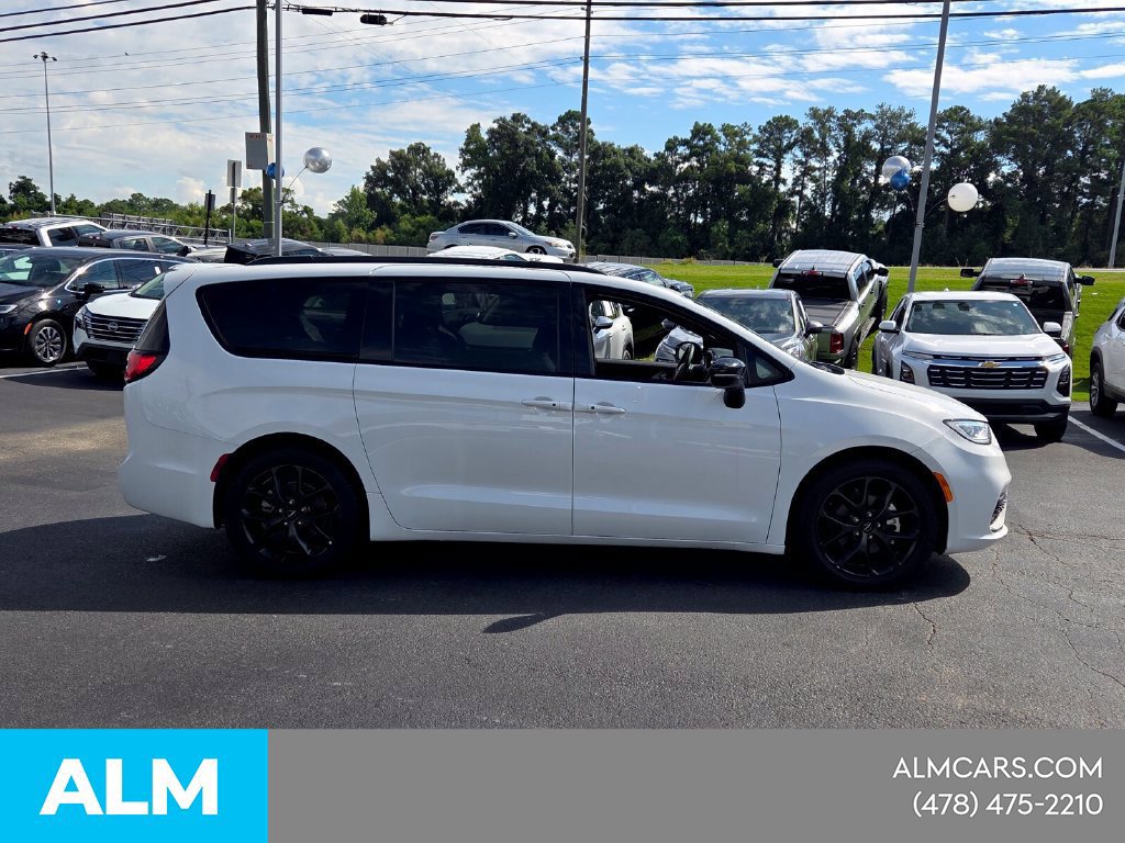 Used 2025 Chrysler Pacifica Limited FWD image 17