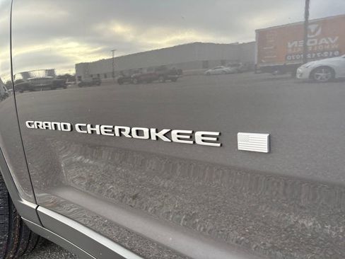 New 2026 Jeep Grand Cherokee L Limited w/ Luxury Tech Group II image 10