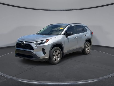 Used 2025 Toyota RAV4 LE AWD/4WD image 4