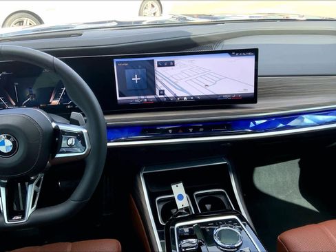 Certified 2023 BMW 760i xDrive w/ Luxury Rear Seating Package image 7