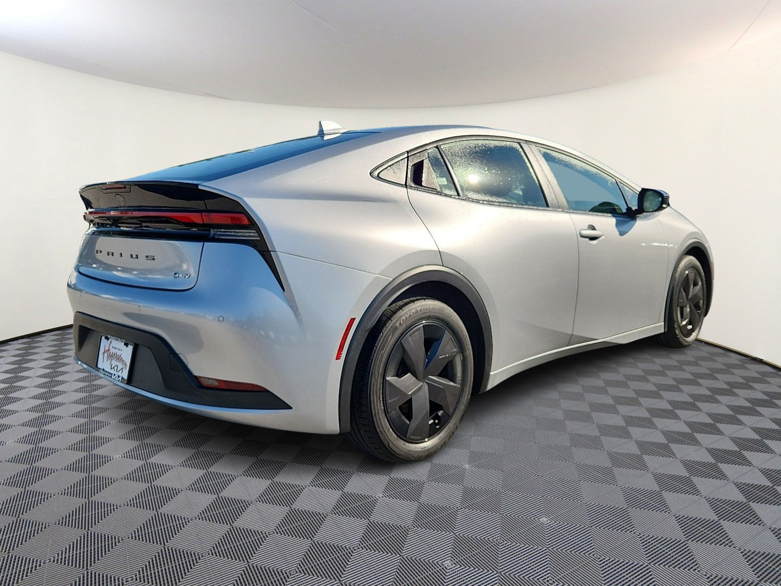 Used 2024 Toyota Prius LE FWD image 6