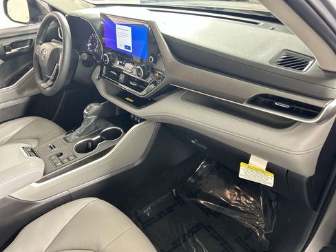 Used 2025 Toyota Highlander XLE FWD image 28