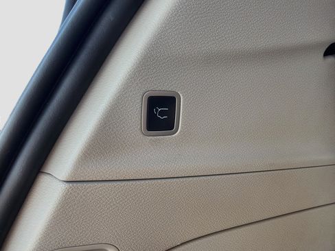 Used 2024 Chrysler Pacifica Touring-L FWD image 21