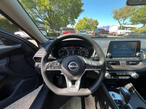 Used 2025 Nissan Altima 2.5 SV FWD image 33