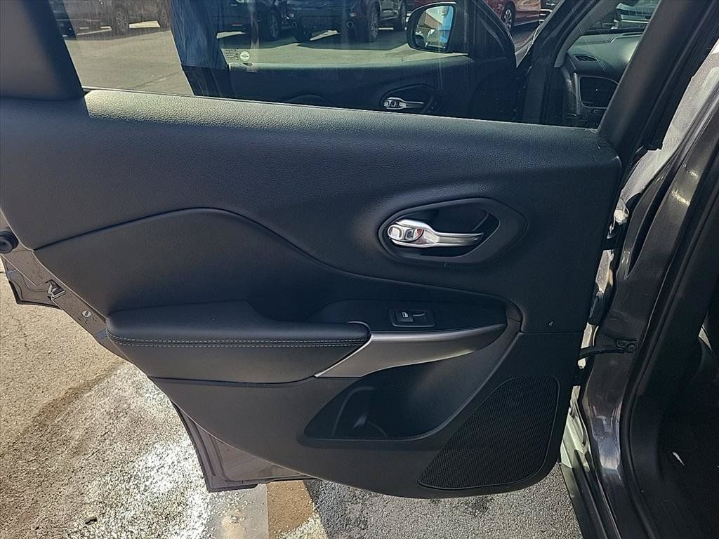 Used 2019 Jeep Cherokee Limited AWD/4WD image 20