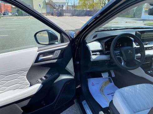 New 2025 Mitsubishi Outlander AWD image 10