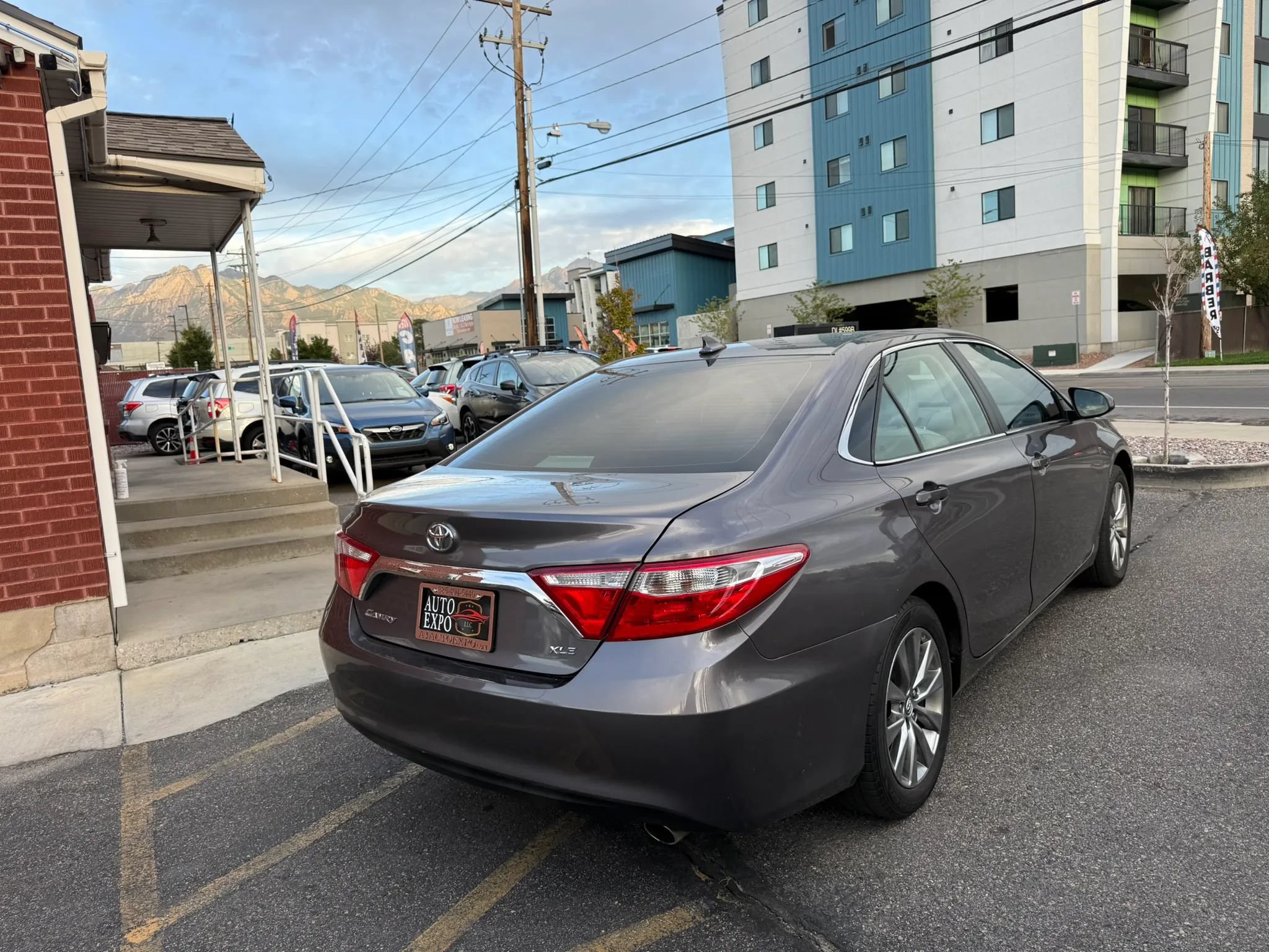 Used 2017 Toyota Camry XLE w/ Moonroof Package FWD image 5