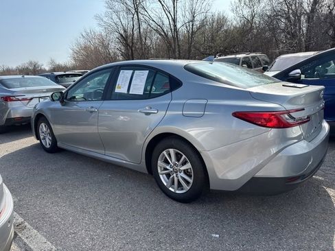 Used 2025 Toyota Camry LE image 4