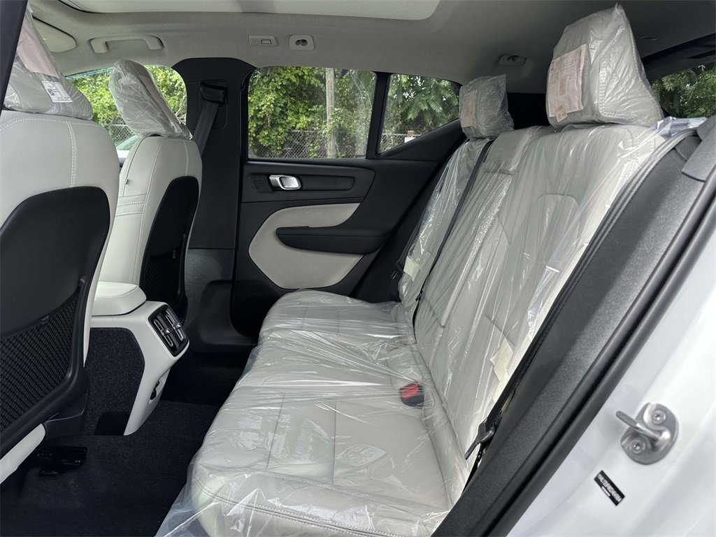 Certified 2025 Volvo XC40 B5 Ultra w/ Protection Package Premier AWD/4WD image 12