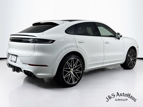 Used 2024 Porsche Cayenne Coupe AWD/4WD image 7