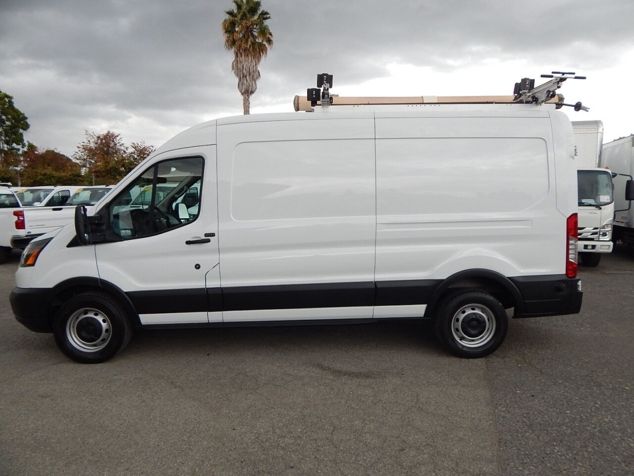 Used 2018 Ford Transit 250 148 Medium Roof RWD image 5