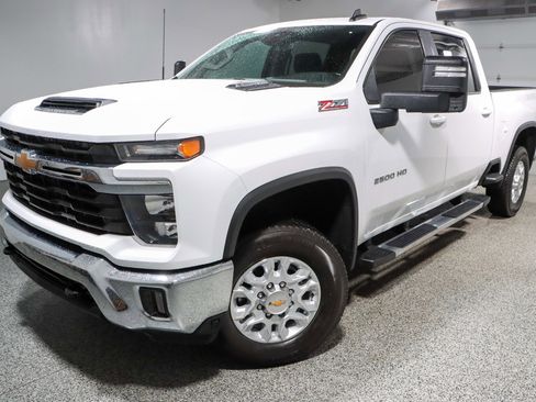 Used 2024 Chevrolet Silverado 2500 LT AWD/4WD image 33