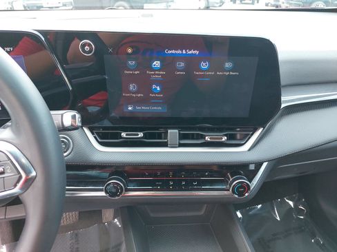Used 2025 Chevrolet Equinox LT w/ Safety and Technology Package FWD image 19