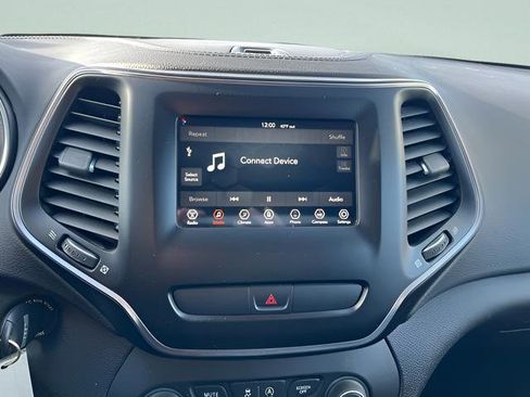 Used 2019 Jeep Cherokee Latitude w/ Popular Appearance Group AWD/4WD image 17