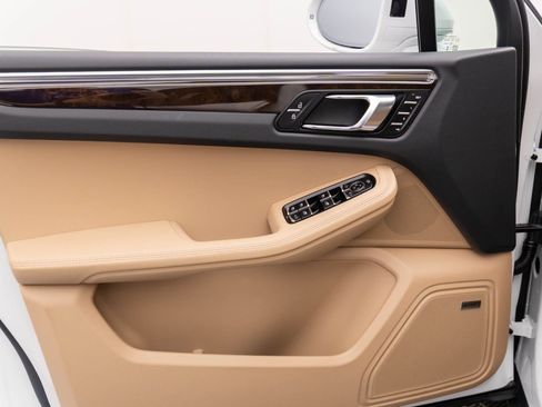 Certified 2025 Porsche Macan image 14