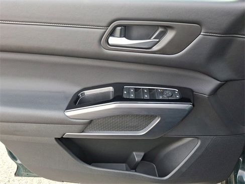 Used 2025 Nissan Pathfinder SL image 13