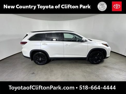 Used 2019 Toyota Highlander SE image 2