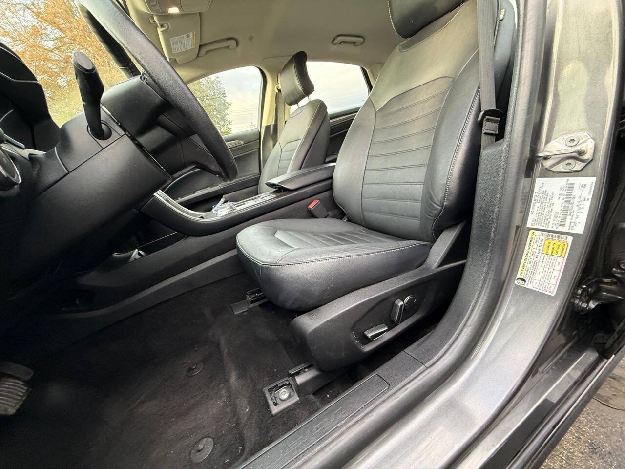Used 2018 Ford Fusion SE w/ Equipment Group 602A FWD image 9