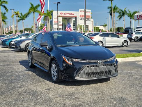 Used 2022 Toyota Corolla LE FWD image 2