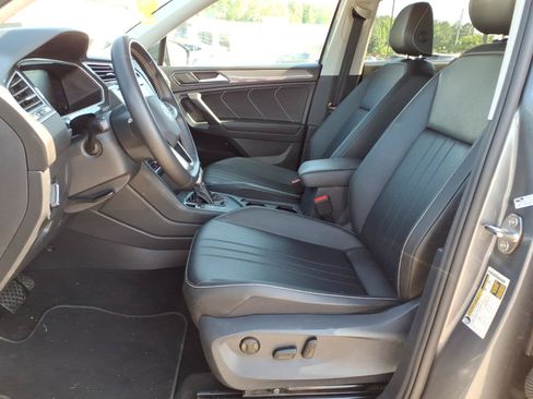 Used 2023 Volkswagen Tiguan SE FWD image 3