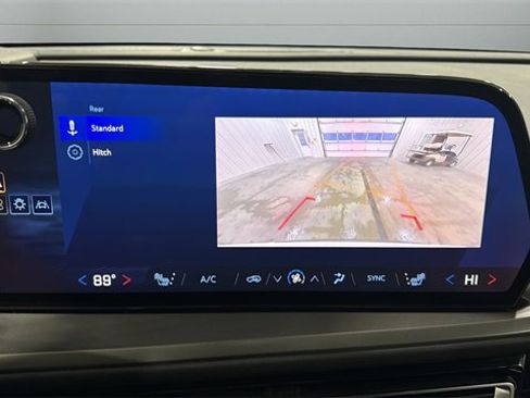 Used 2025 Chevrolet Traverse LT image 15