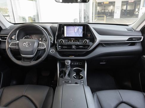 Used 2024 Toyota Highlander XLE AWD/4WD image 24