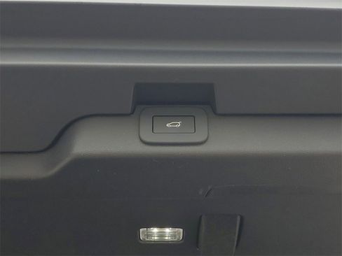 New 2025 Land Rover Discovery Dynamic SE image 38