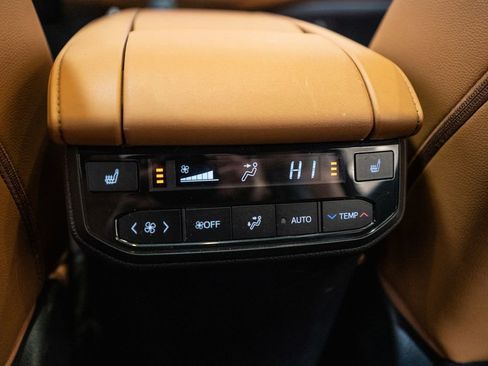 Used 2023 Toyota Highlander Platinum image 39