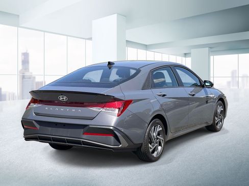 Used 2025 Hyundai Elantra Sport FWD image 4