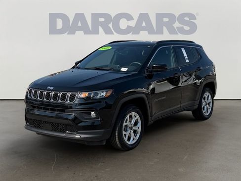 Used 2025 Jeep Compass Latitude w/ Sun & Sound Group AWD/4WD image 3