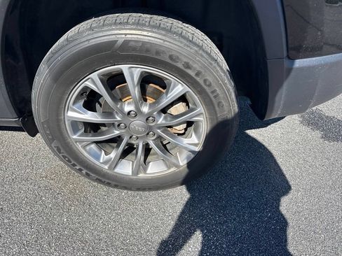 Used 2019 Jeep Cherokee Latitude Plus w/ Comfort/Convenience Group FWD image 6