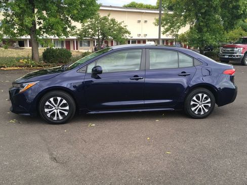 Used 2022 Toyota Corolla LE FWD image 3