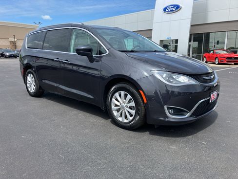 Used 2019 Chrysler Pacifica Touring-L FWD image 8