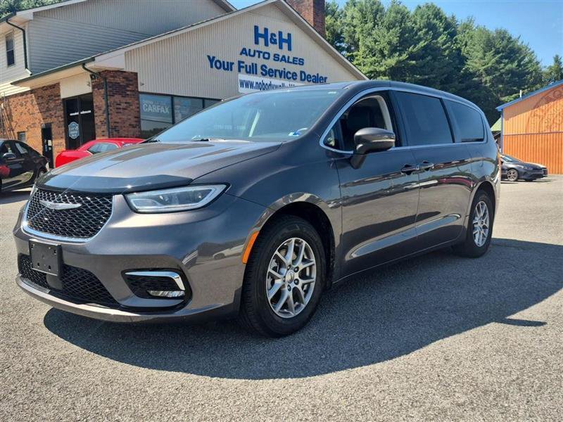 Used 2023 Chrysler Pacifica Touring-L FWD image 1