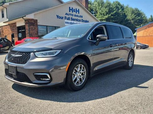 Used 2023 Chrysler Pacifica Touring-L FWD image 1