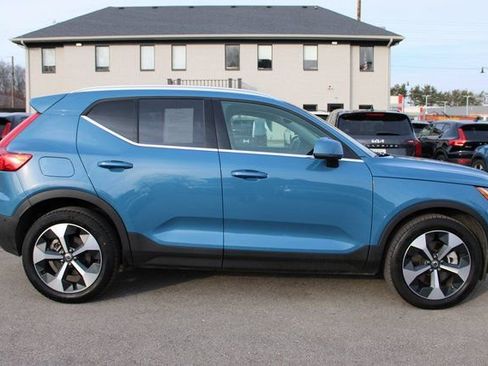 Used 2025 Volvo XC40 B5 Plus image 6