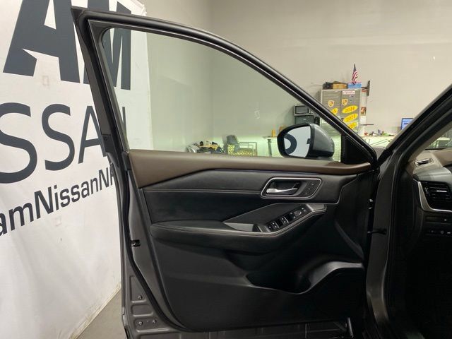 Certified 2023 Nissan Rogue Platinum AWD/4WD image 9