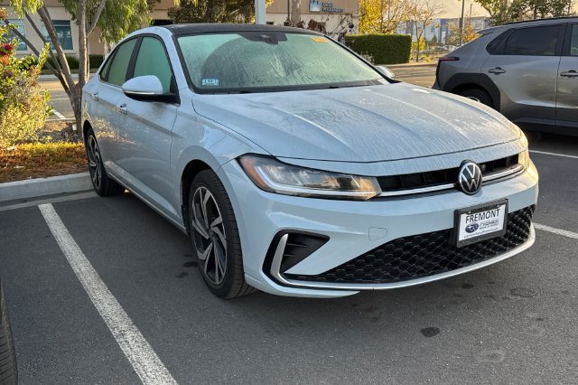 Used 2025 Volkswagen Jetta SEL FWD image 2