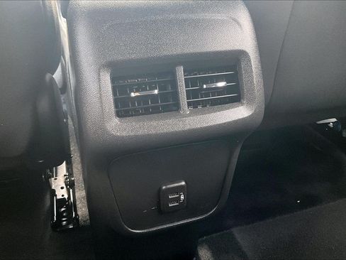 Used 2023 Chevrolet Equinox LT FWD image 31