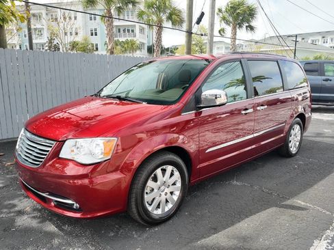 Used 2012 Chrysler Town & Country Touring-L w/ Driver Convenience Group image 4