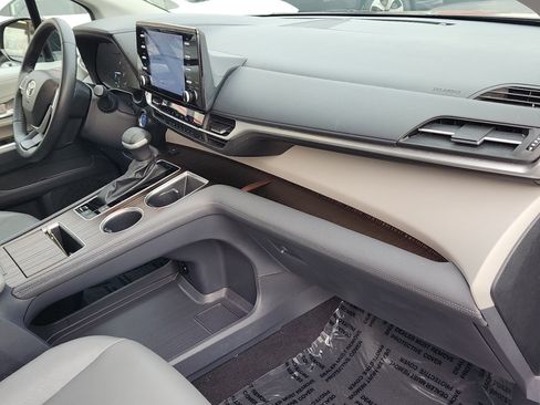 Certified 2023 Toyota Sienna XLE image 33