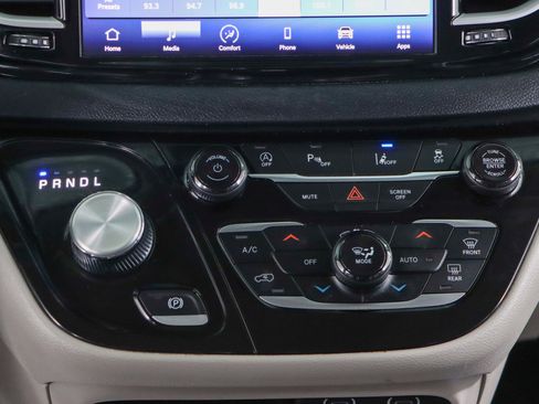 Used 2023 Chrysler Pacifica Touring-L image 20