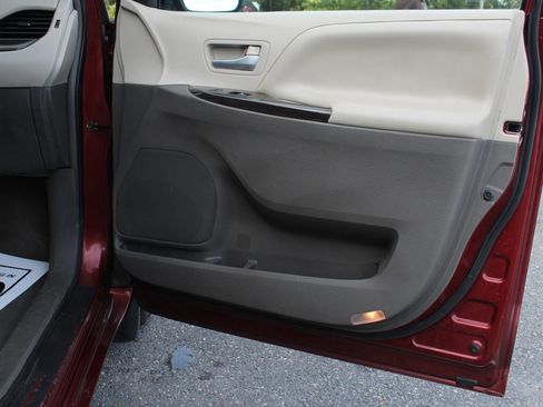 Used 2015 Toyota Sienna XLE Premium image 17