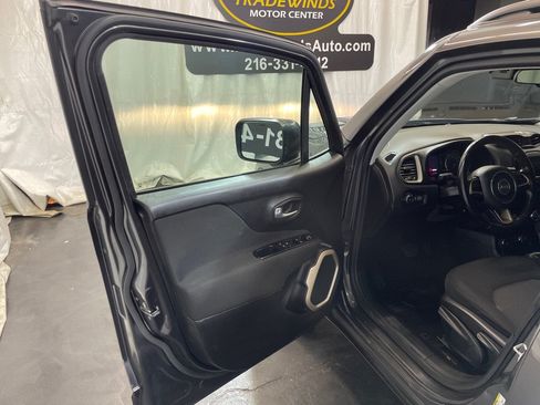 Used 2017 Jeep Renegade Latitude w/ Cold Weather Group AWD/4WD image 18