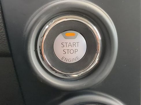 Used 2024 Nissan Titan SV w/ SV Convenience Package image 27