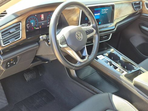Used 2025 Volkswagen Atlas SE FWD image 15