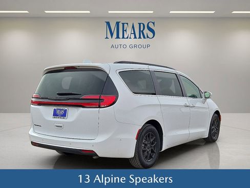 Used 2022 Chrysler Pacifica Touring-L w/ Uconnect Theater Family Group image 6