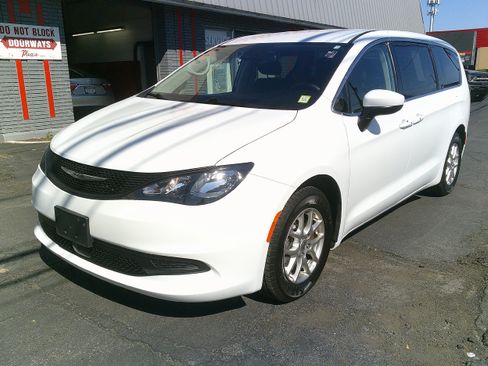 Used 2023 Chrysler Voyager LX FWD image 2