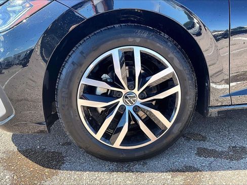 Used 2025 Volkswagen Jetta SE FWD image 2