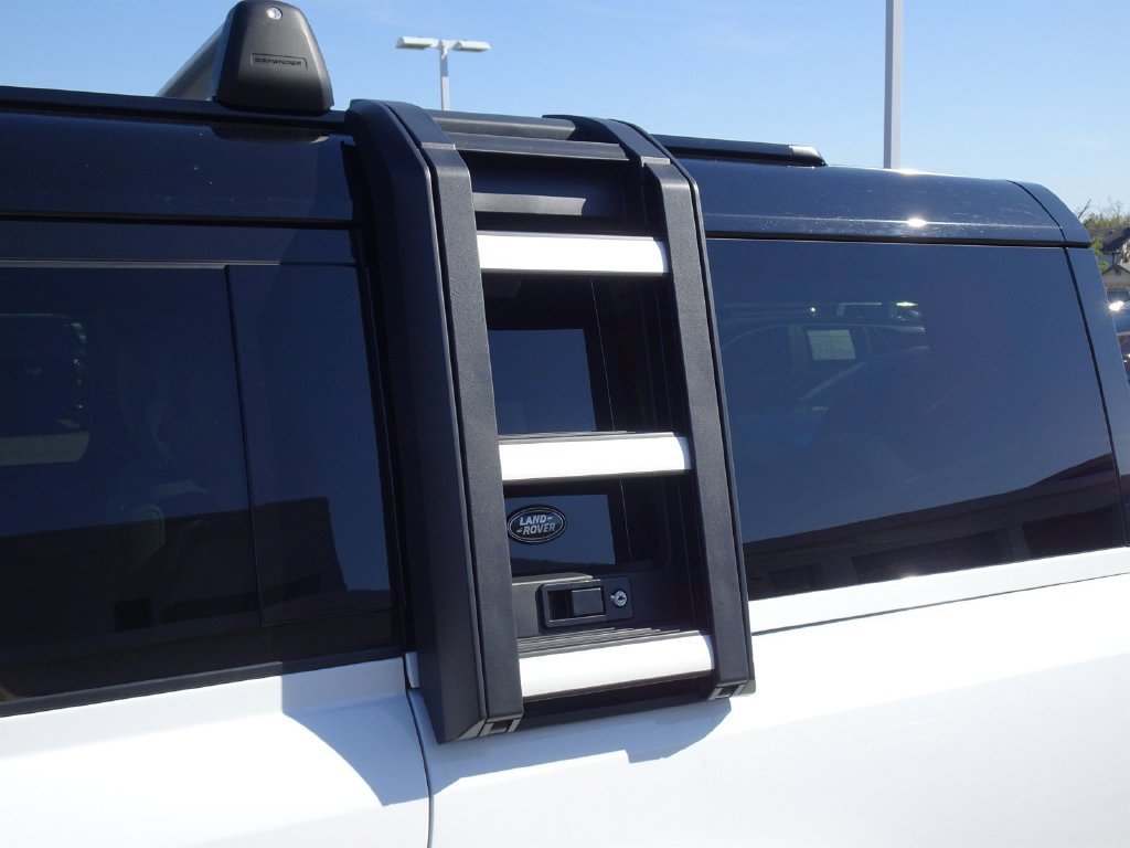 Used 2023 Land Rover Defender 130 SE AWD/4WD image 9